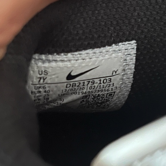 Nike Dunk High Panda (GS) (2021) - Picture 3 of 5